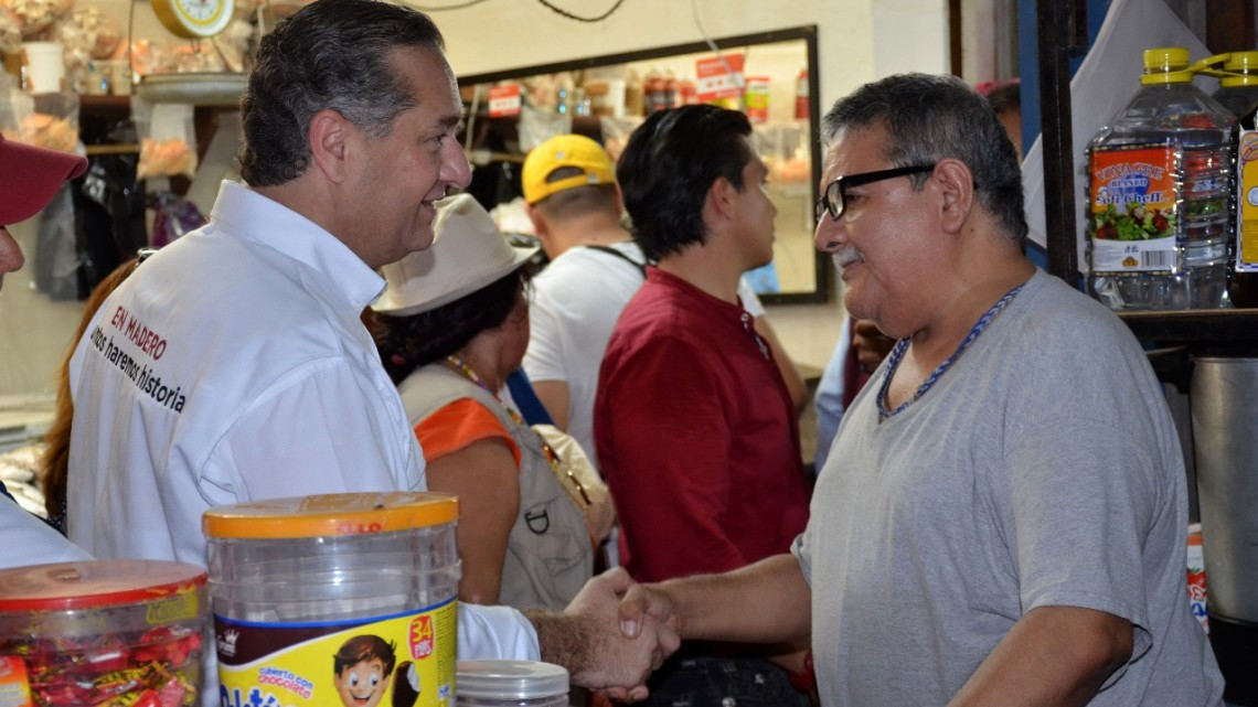 Locatarios del mercado 18 de Marzo con Adrián Oseguera