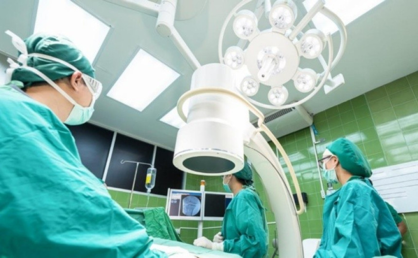 Extraen más de 1 kilogramo de cabello del estómago de una niña