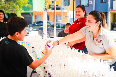 Apoya DIF Reynosa a familias con entrega de gel antibacterial