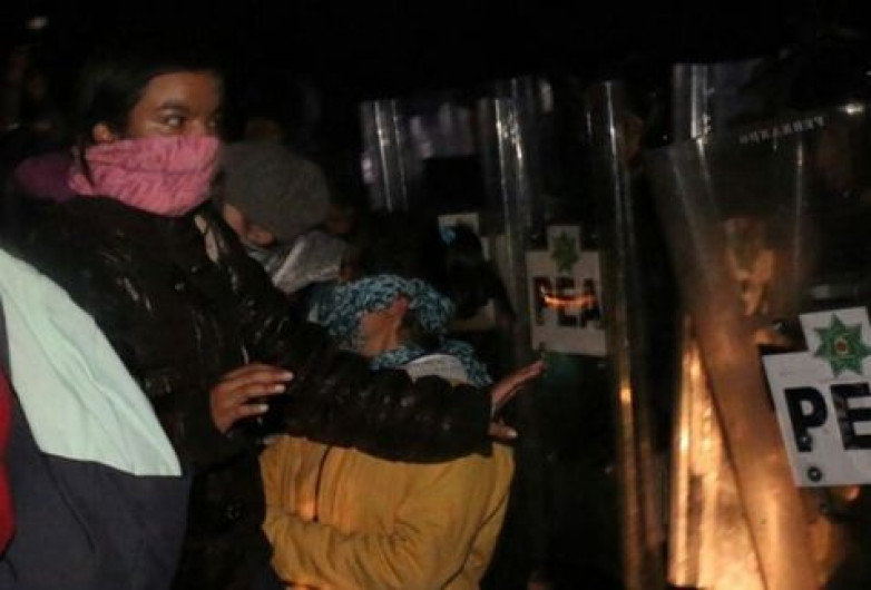 Granaderos rescatan autobuses tomados por normalistas