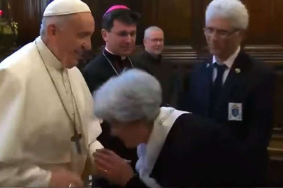 Vaticano explica por qué Francisco impidió a fieles besar anillo papal