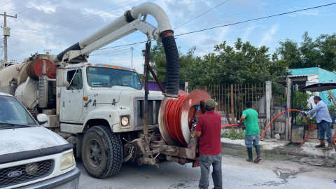Se benefician vecinos de Integración Familiar con trabajos de desazolve de COMAPA