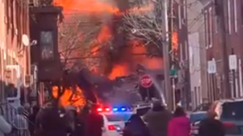  Explosión en barrio de Filadelfia destruye varias casas 