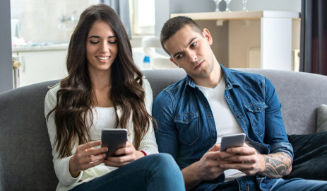 En México ya es ilegal revisar los mensajes o correos de tu pareja