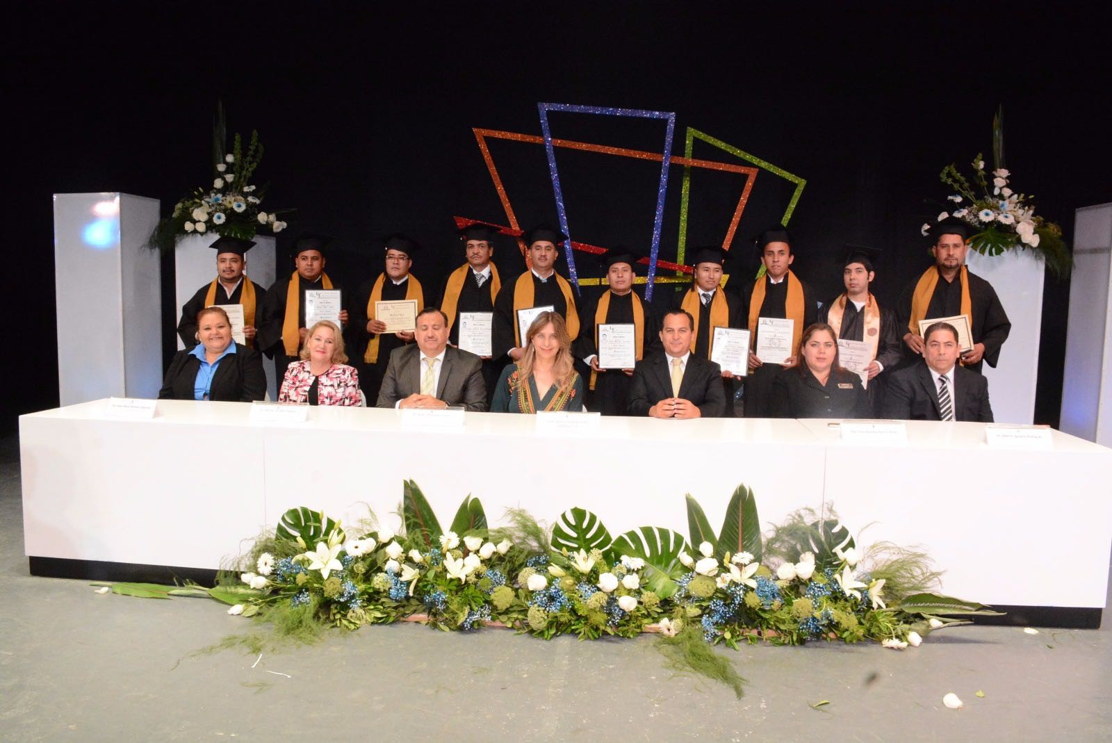 Presencia Maki Ortiz graduación de nuevos profesionistas