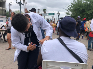 Aplican refuerzo anticovid a migrantes e indigentes 