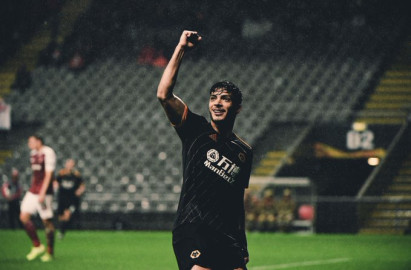  Raúl Jiménez anota su gol 15 en la temporada con los Wolves