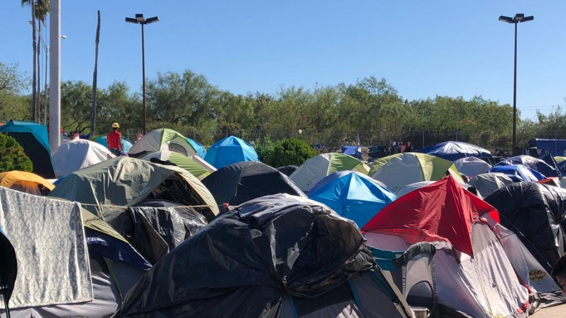 Sufren migrantes las primeras bajas temperaturas en Matamoros