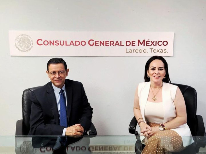 Carmen Lilia Canturosas se reúne con el Cónsul General de México en Laredo, Texas