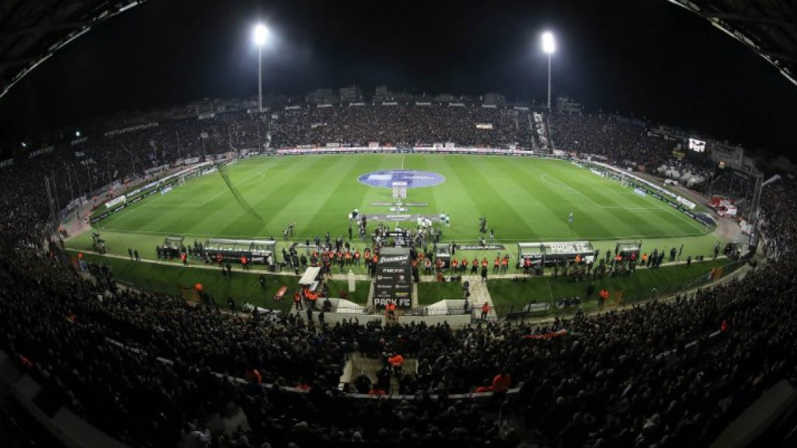 Presidente de club griego invade la cancha supuestamente armado