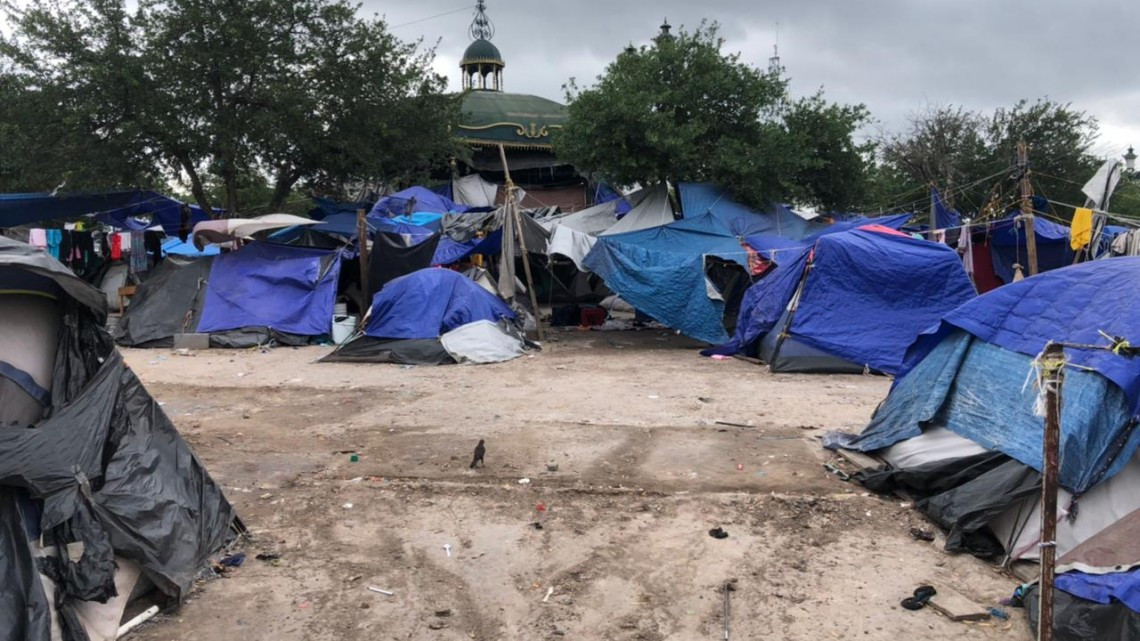 Inician migrantes desalojo de Plaza de la República 