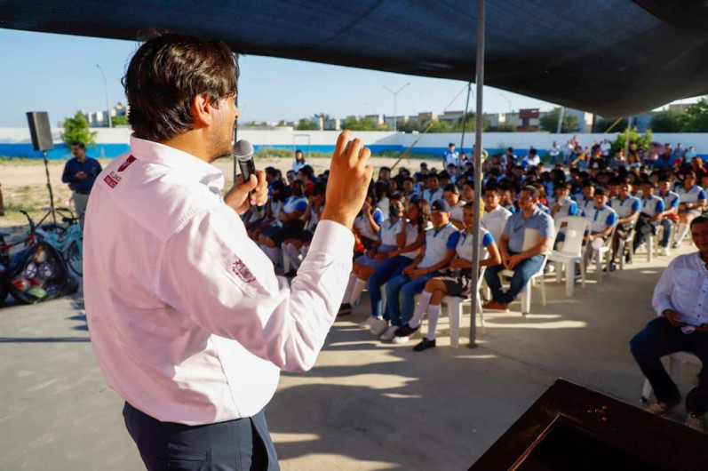 Convivió Carlos Peña Ortiz en Día del Estudiante de COBAT Extensión Ventura
