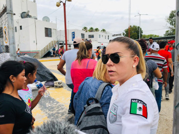 Invita INM a cubanos a desalojar la zona federal del puente nuevo
