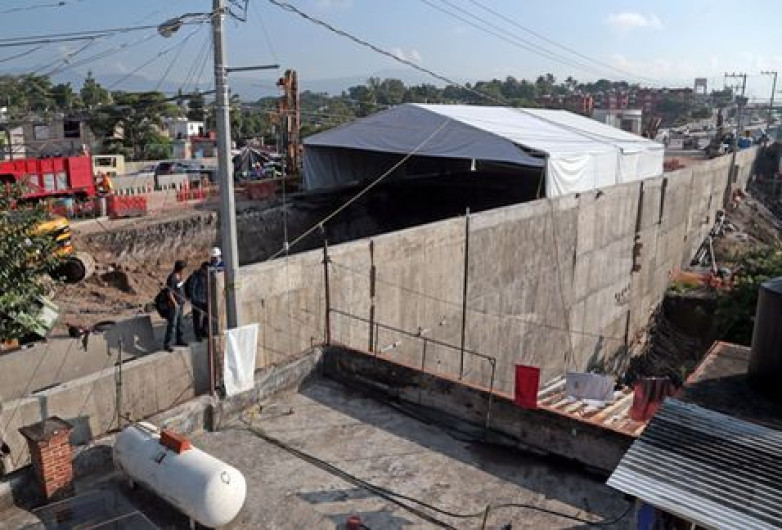 Desalojan a familias ante peligro de derrumbe de un muro