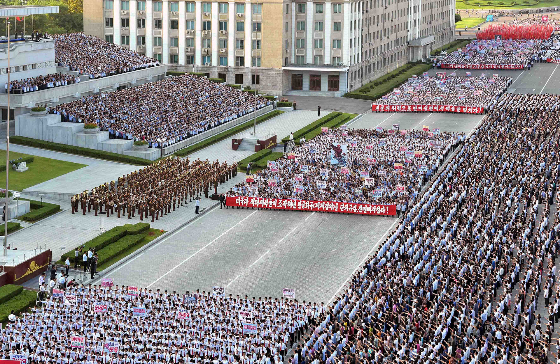 Kim Jong-un armó un gigantesco desfile en Pyonyang 