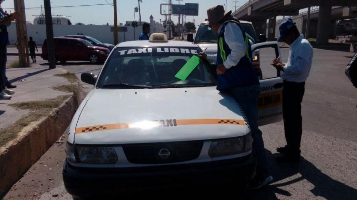 PE asegura ocho taxis pirata 