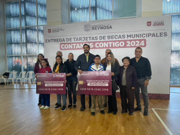 Sigue entrega de tarjetas de becas municipales