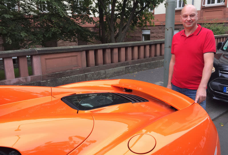 Burro confunde McLaren con zanahoria e intenta comerlo