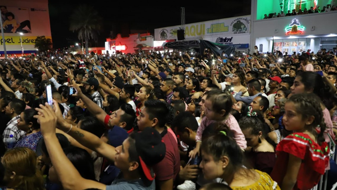 17 mil personas dan el Grito de Independencia con Maki Ortiz