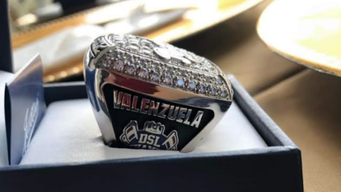 Recibe tamaulipeco Oscar Valenzuela anillo de  campeón con Kansas Royals