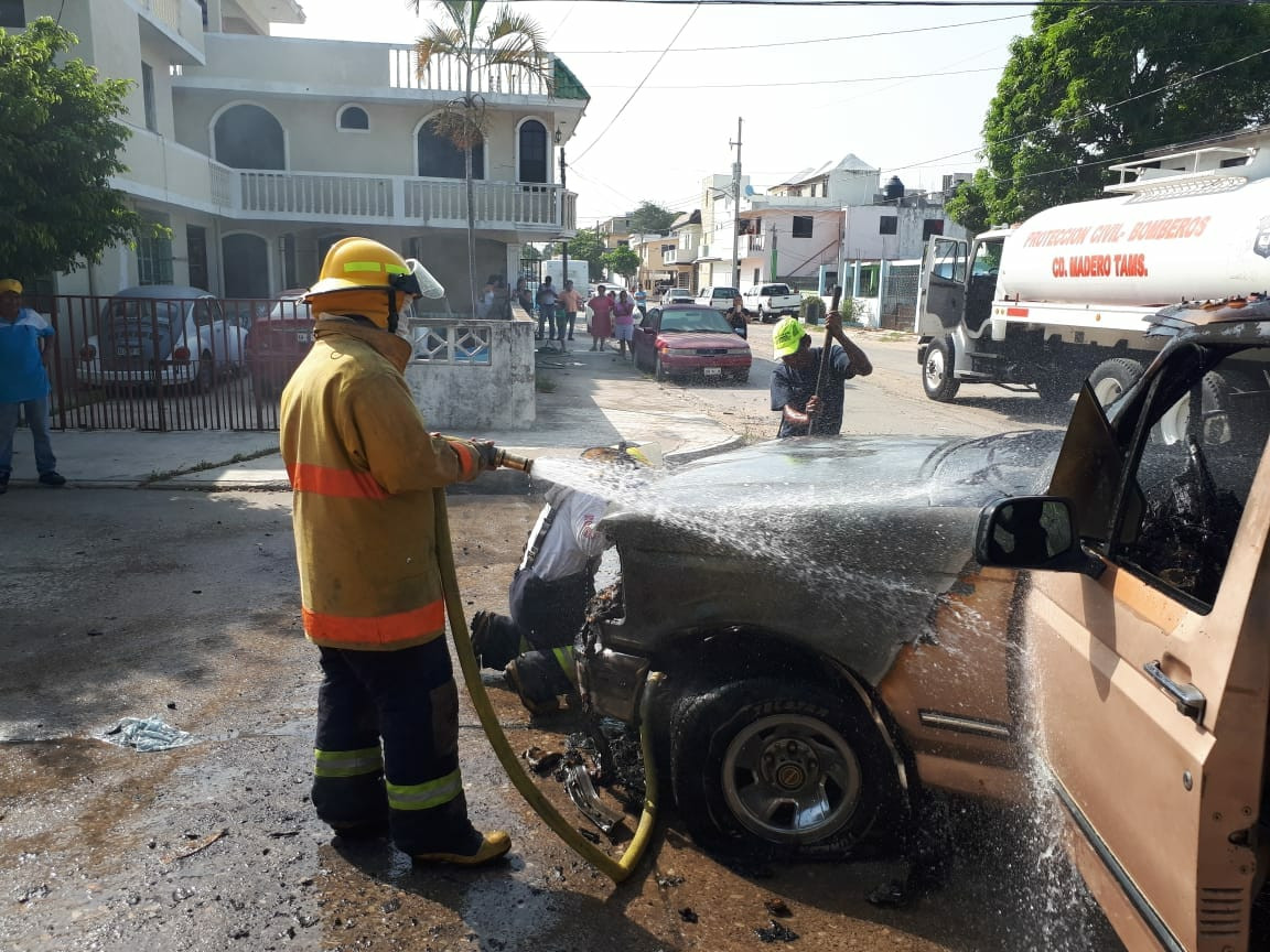 Se incendia camioneta por corto circuito