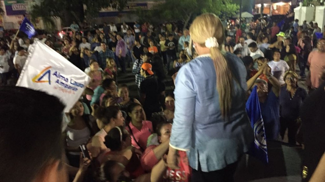 Alma Laura Amparán, festeja su triunfo a la presidencia municipal
