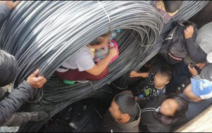 Rescatan a 87 migrantes que viajaban dentro de rollos de alambre en Sonora