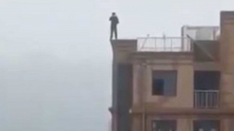 Hombre cae de edificio al intentar tomarse una selfie