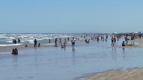 Saldo blanco en playa Tesoro durante primera semana vacacional