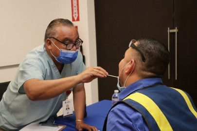Dan atención médica a trabajadores de empresas maquiladoras 