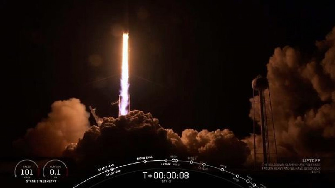 Space X lanza el Falcon Heavy para poner en órbita 24 satélites