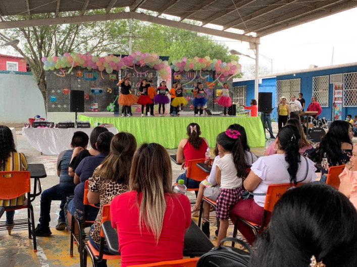 Celebran con alegría y diversión a las mamás en su día