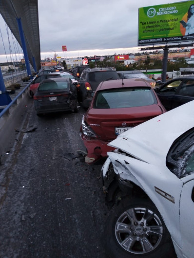 Por congelamiento y carambola, cierran libramientos y puentes