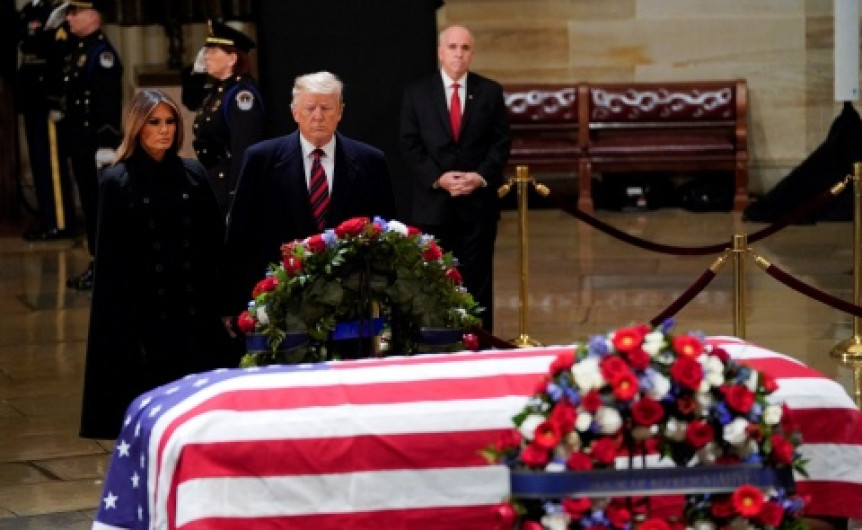 Trump rinde homenaje al expresidente George H.W. Bush