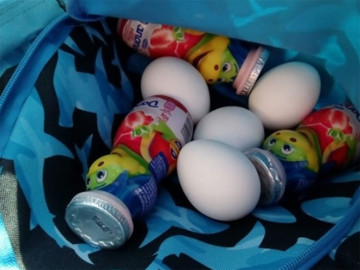 ¡Lo más tierno! Pequeño lleva comida para su amigo en el kínder