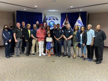 Reconoce Policía de Florida a niña que golpeó a asaltante que atacó a su mamá 