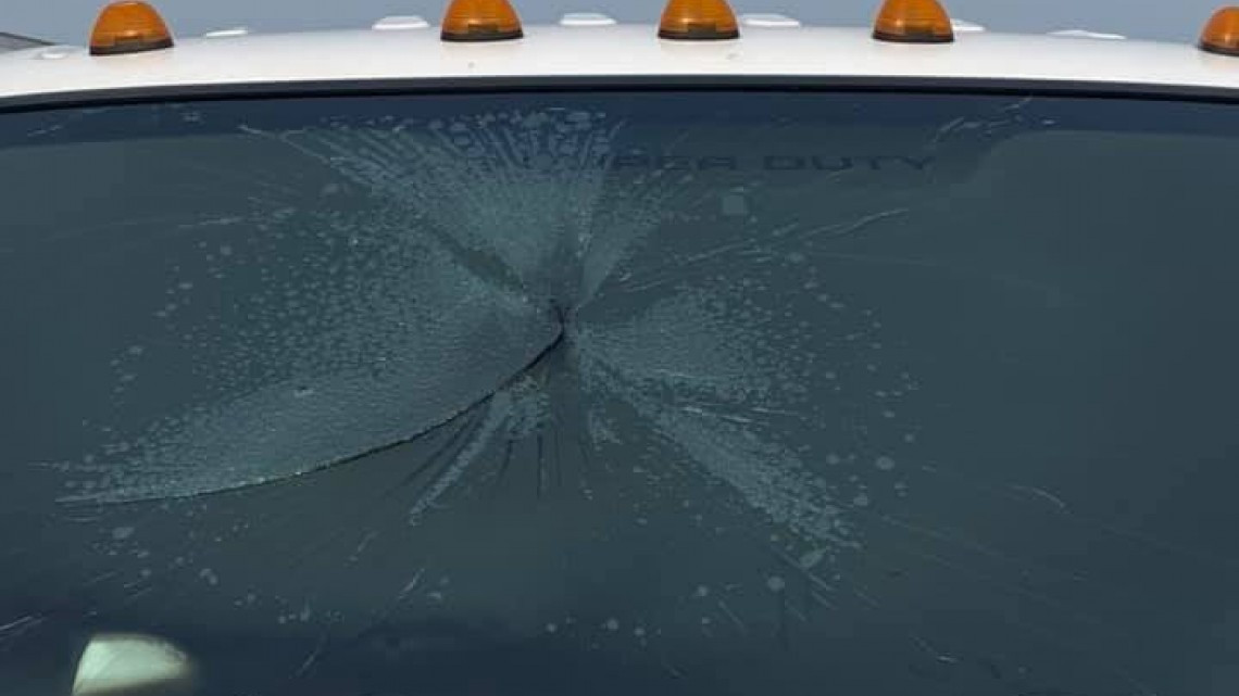 Rayo impacta en automóvil y destruye su interior 