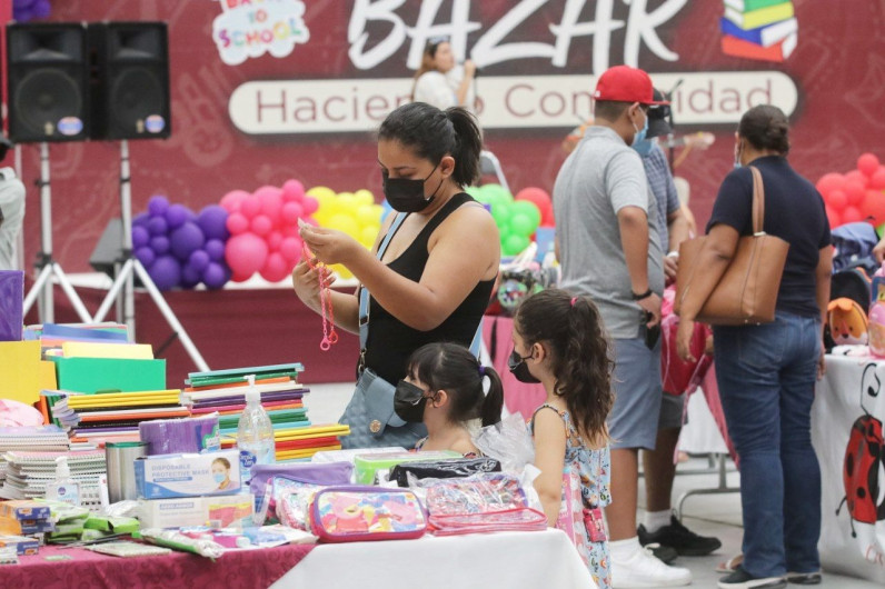 Padres de familia aprovechan bazar "Back To School" para adquirir material escolar a bajo costo