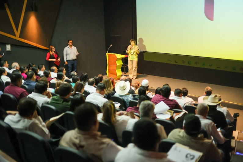 Afina SEBIEN entrega de apoyos sociales