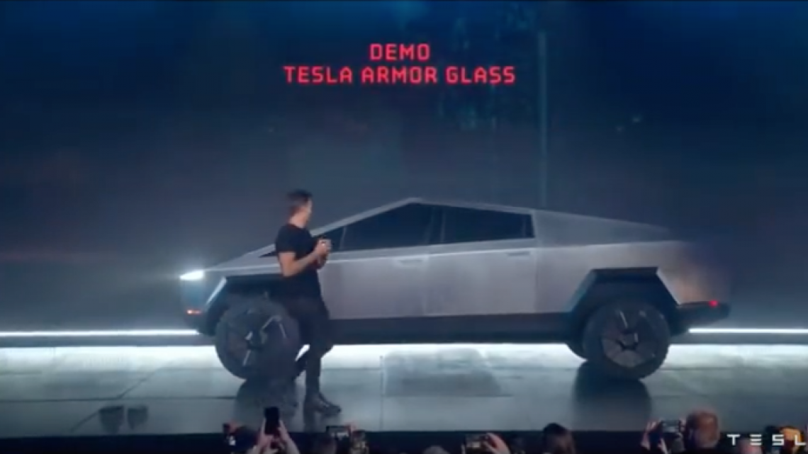 Rompen el "vidrio blindado" del Cybertruck durante su presentación