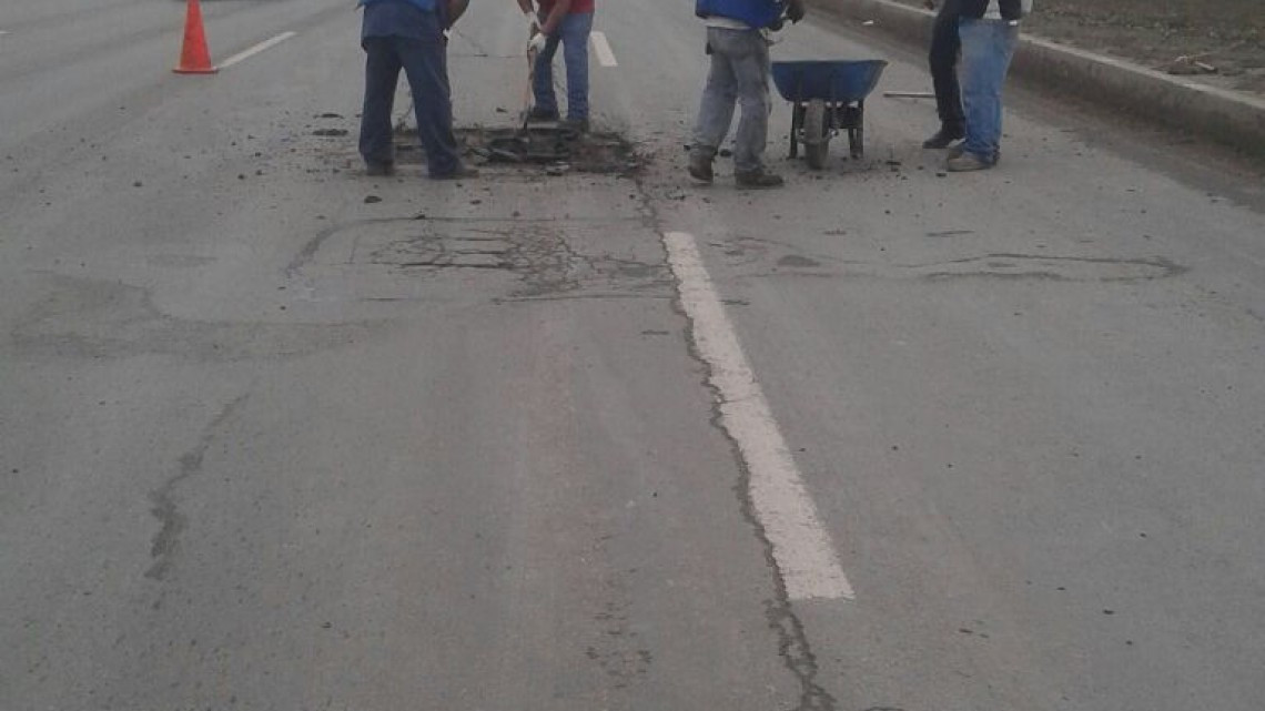 Reparan cuadrillas municipales carretera Reynosa-Río Bravo