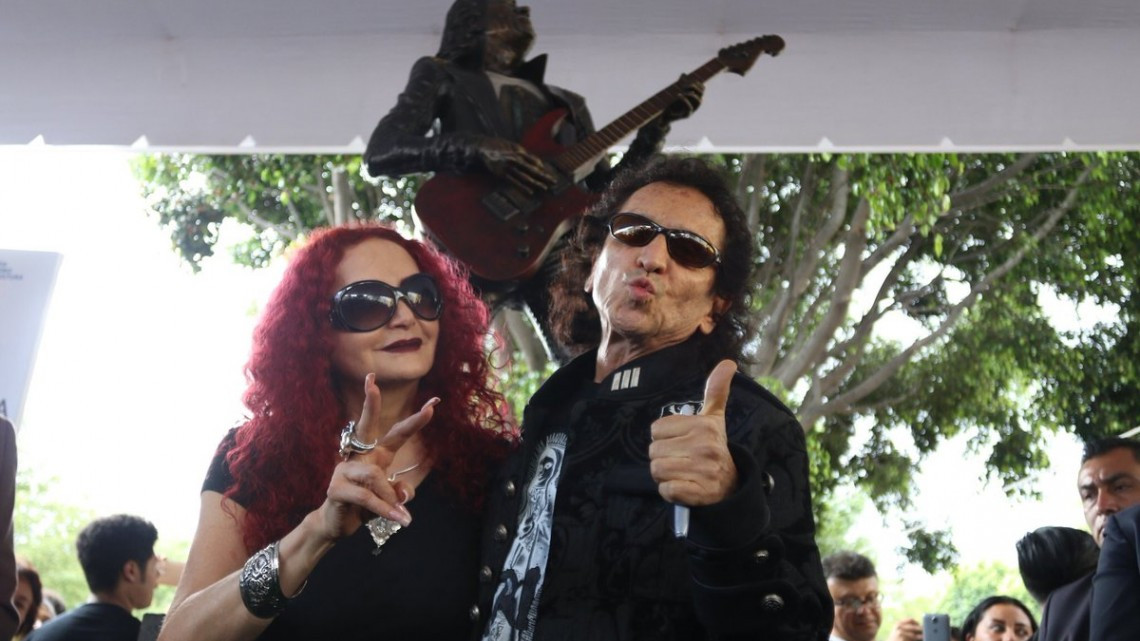 Alex Lora tiene una estatua en Puebla