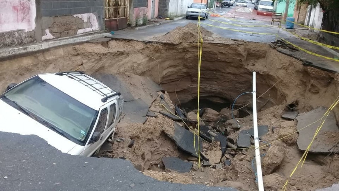 Registran hundimientos por lluvias