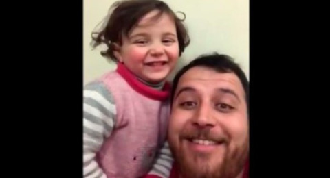 Padre sirio bromea con su hija durante bombardeo