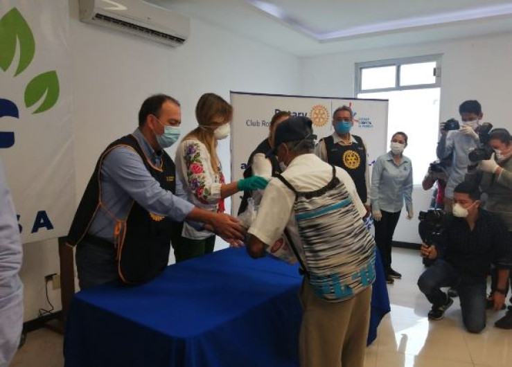 Entregan donativos a empacadores de la tercera edad