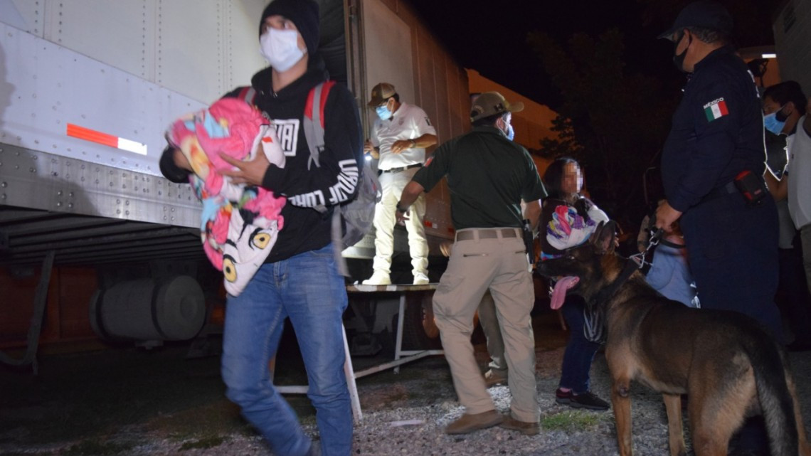 Asegura la Guardia Nacional a 800 migrantes que eran transportados en cajas de 3 tráilers