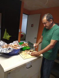 Llevan comida a afectados por inundaciones 