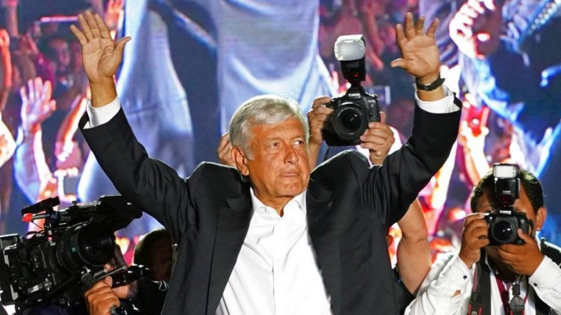 AMLO cierra campaña y desborda el Estadio Azteca