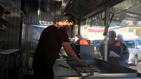 Del Toro presume sus tacos de buche