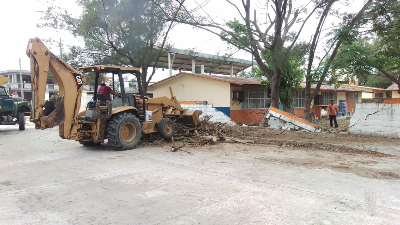 Cae barda de jardín de niños en Madero